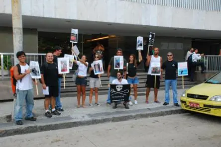 Imagem da manifestação de voluntários do núcleo do Rio de Janeiro do Sea Shepherd, no dia 13 de janeiro de 2010