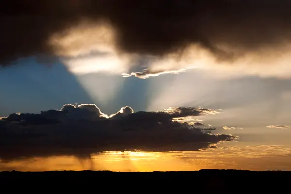 Paisagem de verão, com nuvens e luzes extraordinárias do por do sol, no parque transfronteiriço Kgalagadi.