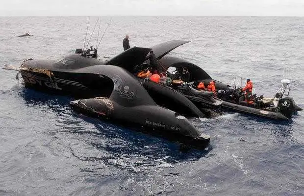 imagem dos tripulantes sendo resgatados