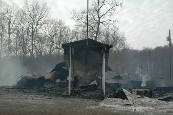 Incêndio de abrigou causou a morte de mais de sessenta animais. (Foto: Charleston Gazette)