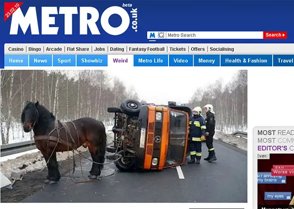 Cavalo foi amarrado ao veículo.   (Foto: Reprodução/Metro.co.uk) 