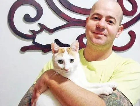 Cassiano e o gato Mingau, que não toma sol sem protetor