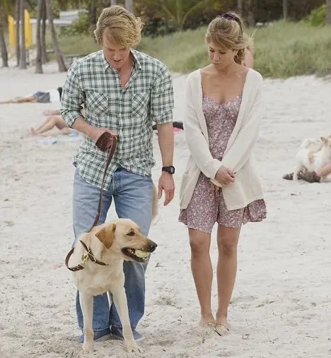 Cão labrador e atores em cena do filme "marley e eu"