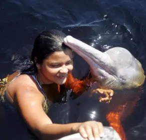 imagem da menina com o boto