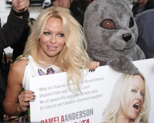 foto de pamela anderson em protesto ao uso de peles