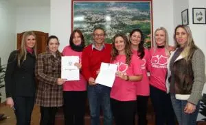 Entidade e prefeito em foto após a assinatura de convênio (Foto: Kassandra Dorneles/PMNP)
