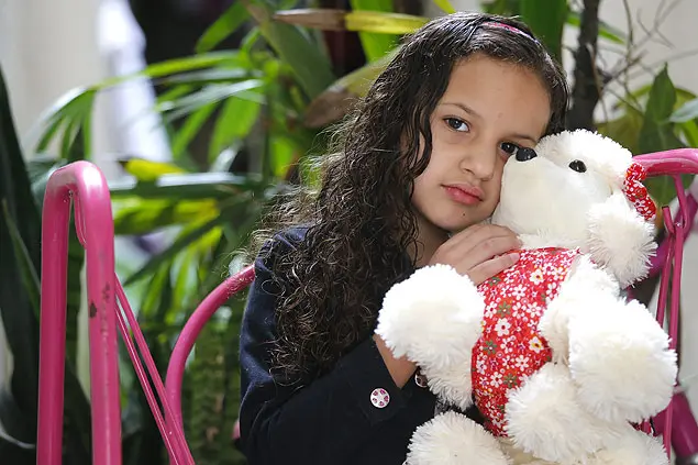 Isabelly Miranda, 6, cujo cachorro morreu em março (Foto: Moacyr Lopes Junior/Folhapress)