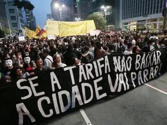 Manifestantes tomando as ruas pela revogação da tarifa de transporte público - Reprodução-Facebook