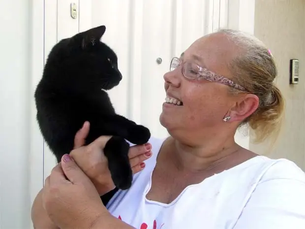 A gata Teca é só carinho com Valéria, que a salvou de ser jogada no rio (Foto: Eduardo Guidini/ G1)