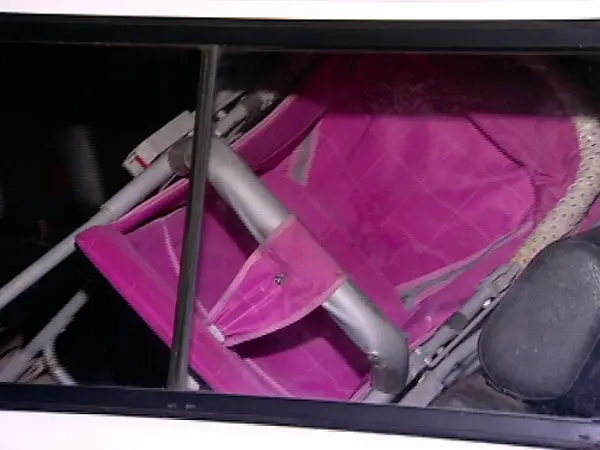  Carrinho estava no meio da rua com bebê dentro, segundo moradores (Foto: Reprodução/ TV Gazeta)