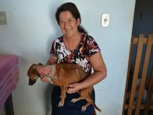 Marte Regina, feliz com a recuperação de Caramelo (Foto: Eliete Marques/G1)