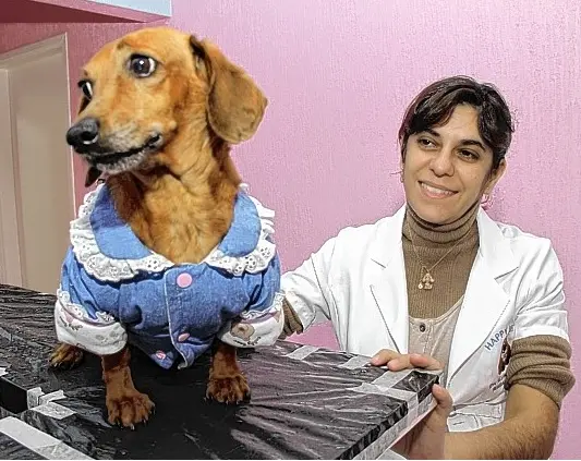 Maria Isabel Garib com Vivi: “Os animais, como nós, sentem frio e ficam doentes”. (Foto: João Rosan)