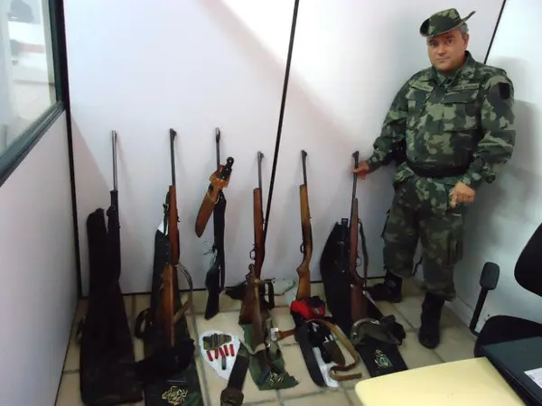 Armas foram apreendidas na Serra catarinense (Foto: Polícia Militar Ambiental/Divulgação)