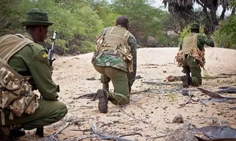 Membros do pelotão anti-caça do Kenya Wildlife Service (KWS) em patrulha no parque nacional Kora National Park. (Foto: Ivan Lieman/AFP/Getty Images)