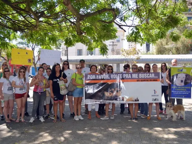 Grupo se reúne em praça durante marcha em defesa dos animais em Piracicaba (Foto: Fernanda Zanetti/G1)