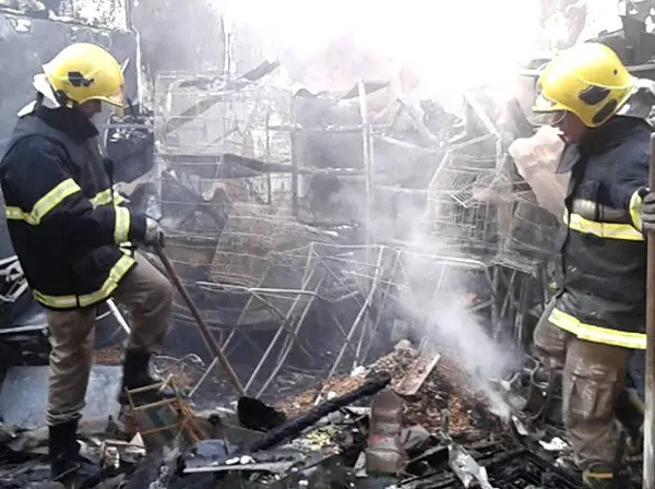 Bombeiros combatem incêndio em pet shop no Setor Campinas (Foto: Bill Guerra/AgMais)