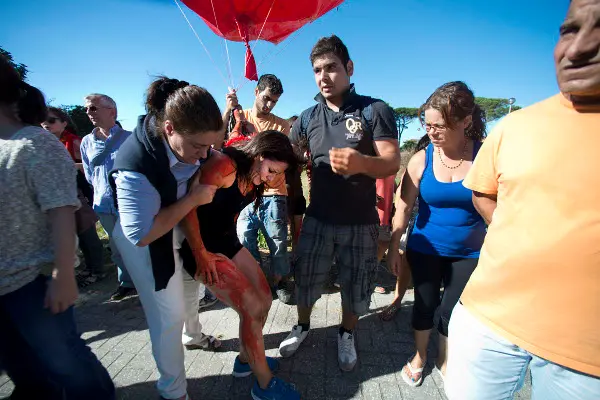 Manifestante estava deitada no chão e foi arrastada por agentes da PSP. (Foto: Paulo Pimenta)