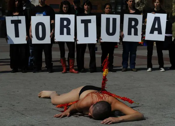 Manifestante se cobre com sangue falso para protestar contra touradas. (Foto: Pierre-Philippe Marcou/ AFP)