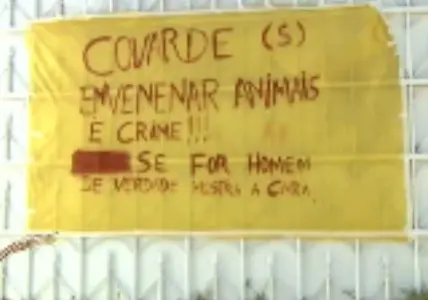 População ficou revoltada e pregou cartaz pelas ruas da cidade avisando que matar animais é crime - Foto: Reprodução / TV Record Brasília