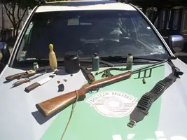 Armas, munições e facões seriam usadas para caçar animais silvestres (Foto: Divulgação)