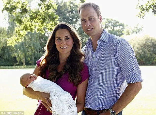 Família em primeiro lugar: O Princípe William deixou a RAF para passar mais tempo com sua esposa Kate e seu filho George. Foto: Daily Mail 