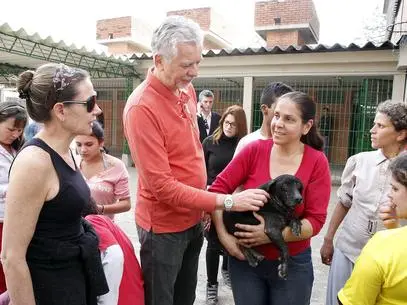 Prefeito José Fortunati (centro) e primeira-dama Regina Becker (esq.) participam de ação de resgate de cães e gatos - Foto: Cristine Rocho/PMPA / Divulgação