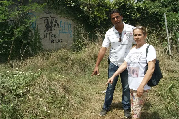  Moradores mostram o local onde foram encontrados os gatos mortos (Foto:  Divulgação )