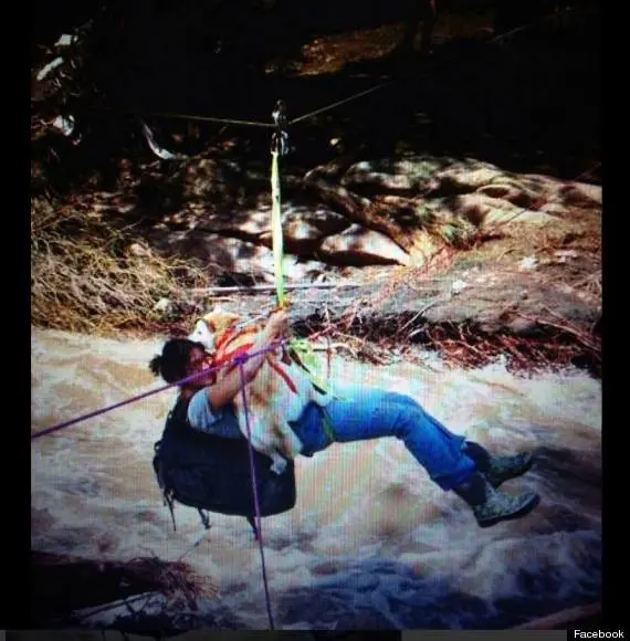 Mulher é resgatada com seu cão em Glen Haven. Foto: Reprodução