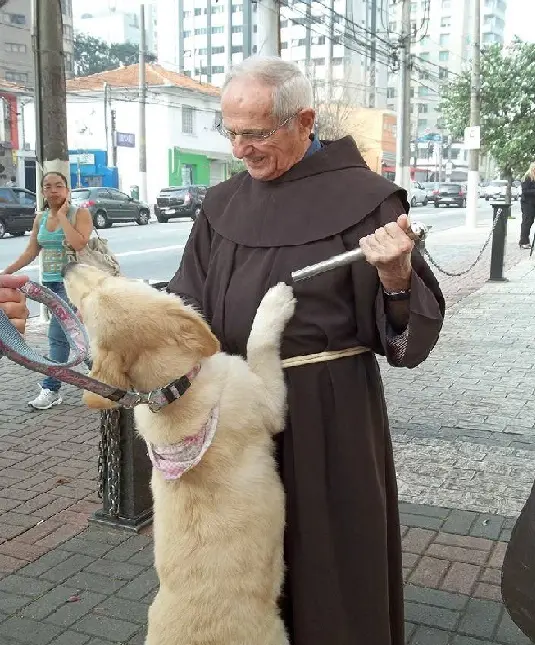 Cachorro sendo benzido por franciscano no evento do ano passado: aparecem por lá gatos, hamsters, papagaios, cobras... (Foto: Acervo da Província Franciscana da Imaculada)