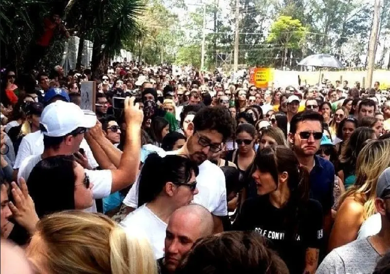 Manifestantes se reúnem durante protesto contra o uso de animais em testes de laboratório neste sábado. O protesto ocorre depois que um grupo de ativistas invadiu o Instituto Royal em São Roque, interior de São Paulo, e retirou cães do local alegando que eles sofriam maus-tratos Foto: Reprodução/Facebook/AnonymousBrasil