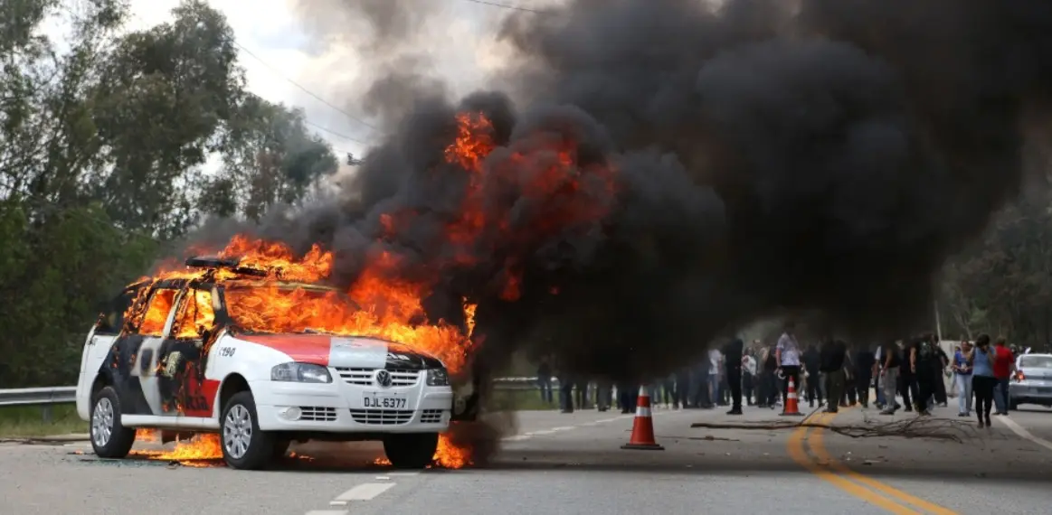 Dois carros foram incendiados na altura do km 55 da rodovia Raposo Tavares, em São Roque (SP), durante um protesto contra a utilização de cães da raça beagle em testes de laboratório. A ação foi feita por black blocs, que se infiltraram na manifestação que ocorria no local, organizada por ativistas de defesa dos animais contra o Instituto Royal, laboratório que usa cães em testes para empresas farmacêutica. Foto: Alex Falcão/Futura Press