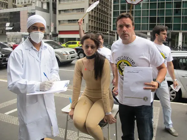 Organizadores do ato prepararam carta para Dilma Rousseff a ser protocolada no escritório da Presidência da República (Foto: Fábio Tito/G1)