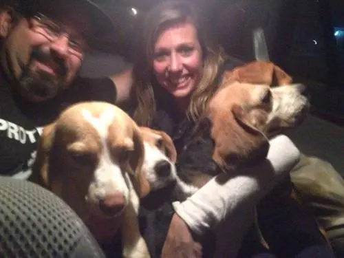 A apresentadora Luísa Mell esteve na ato que resgatou as cadelas do Instituto Royal - Foto: Reprodução Facebook