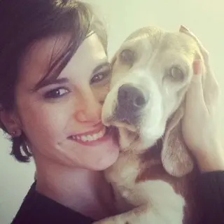 Dani Moreno com um dos seis beagles que ganharam banho da atriz: "Era o mais velhinho" (Foto: Divulgação)