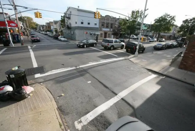 Esquina no Queens, em NY, onde a menina arremessou o gato contra o veículo (Foto: Reprodução/NY Daily News)