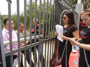 Manifestantes se acorrentam em frente a laboratório em São Roque.  (Foto: Marcelo Barbosa dos Santos)