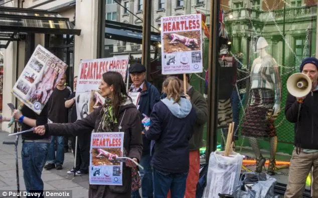 Harvey “Sem Coração”: manifestantes do PETA enviaram mais de 5000 e-mails e milhares de mensagens em redes sociais na tentativa de impedir Paula Reed de vender produtos com peles.