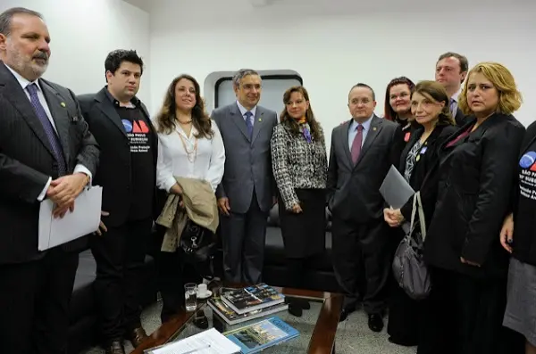 Senador Armando Monteiro PTB-PE, Rubens  Pacheco OAB-SBC, Cintia Fratini - SOS Fauna, Senador Eduardo Amorin PSC-SE, Vânia Tuglio GECAP-MP, Senador Pedro Taques PDT-MT, Antilia Reis OAB-SBC, Ricardo Ligiera OAB-SP, Sonia Fonseca -Forum Nacional de Proteção e Defesa Animal e Lilian Rockenbach - Movimento Crueldade Nunca Mais - Foto: Divulgação