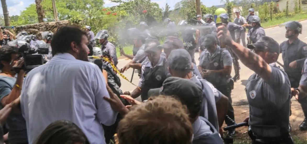  Integrante do programa CQC Ronald Rios é atingido por spray de pimenta durante o protesto contra o uso de animais em testes de laboratório na rodovia Raposo Tavares, na altura do km 56, em São Roque (SP), neste sábado. O grupo, que pretendia ir até o Instituto Royal, foi impedido pela Polícia Militar de acessar as proximidades do local. Foto: William Volcov/Brazil Photo Press/Estadão Conteúdo