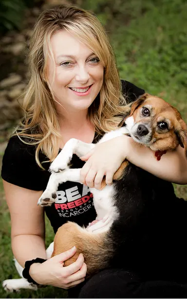 Shannon Keith, fundadora do grupo: "Resgatamos todos os animais de forma legal e com total cooperação dos institutos" (Foto: Susan Weingartner for Beagle Freedom Project)