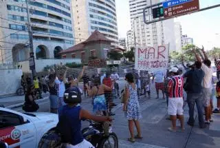 Ativistas distribuíram panfletos para mostrar a posição do grupo em defesa dos tubarões. (Foto: Reprodução)