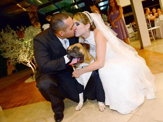 Recém-casados, André e Mariana comemoram junto com o mascote (Foto: Marcos Fotos / Ibitinga)