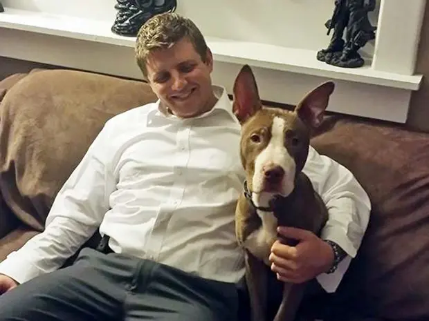 Jacob Montgomery ao lado de seu cão Dexter, encontrado nove dias após tornado em Washington, no estado americano de Illinois (Foto: Divulgação /Illinois National Guard)
