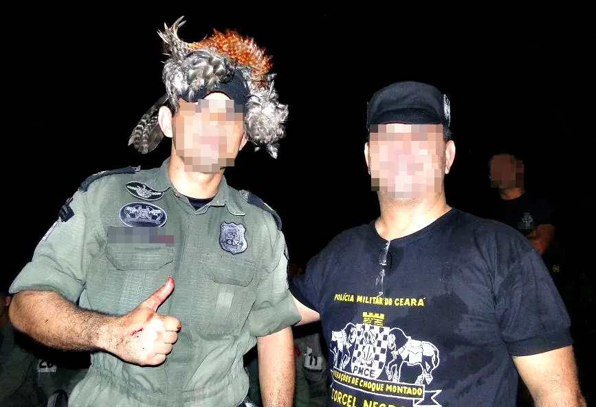 PM com uma ave morta na cabeça durante treinamento na cavalaria. (Foto: Divulgação)