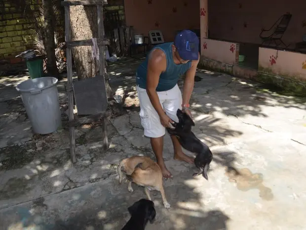 Adestrador Luiz Lobo com cães regatados após o incêndio em Macapá (Foto: John Pacheco/G1)