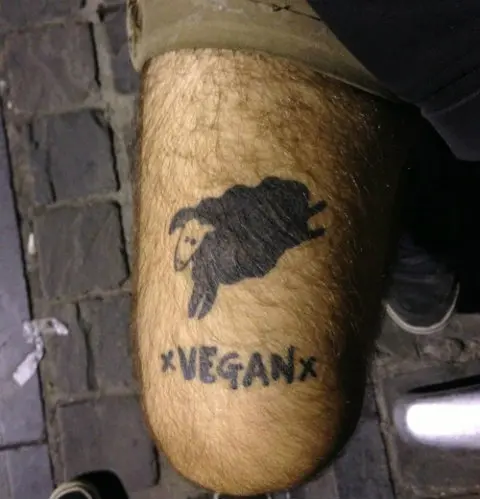 "Vegano" escreveu este rapaz, acompanhado do desenho de uma ovelha  (Foto: Reprodução/Tumblr)