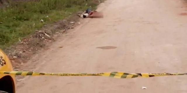 A atitude do cachorro pelo dono chamou a atenção na manhã de quarta-feira (25) no bairro Cajuru, em Curitiba.