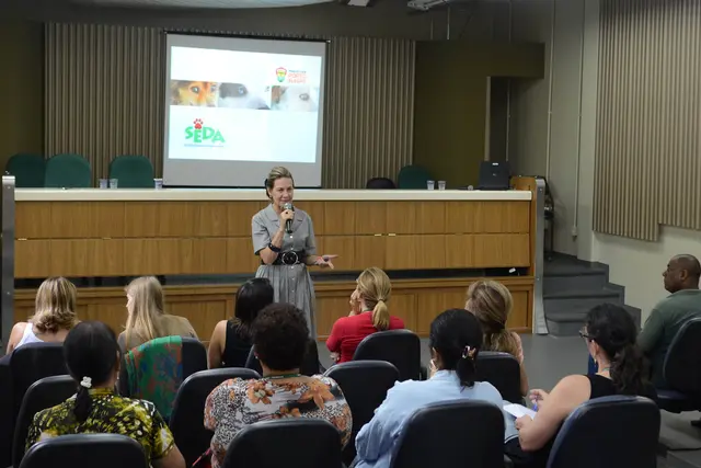 Primeira Dama e Secretária dos Direitos Animais, Regina Becker, em palestra no Demhab. Foto: GuerreiroDivulgação PMPA Porto Alegre, RS, 05/12/2013 Primeira Dama Regina Becker, em palestra para o  Departamento Municipal de Habitação (Demhab) (Foto: Guerreiro/Divulgação)