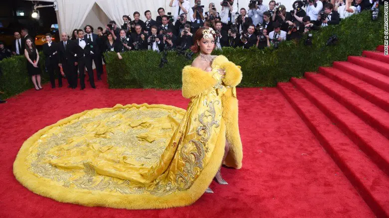 Rihanna em seu vestido de pele