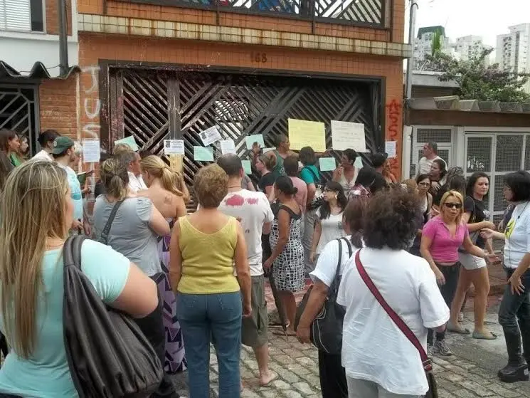 Protetores protestaram no local onde os animais foram assassinados